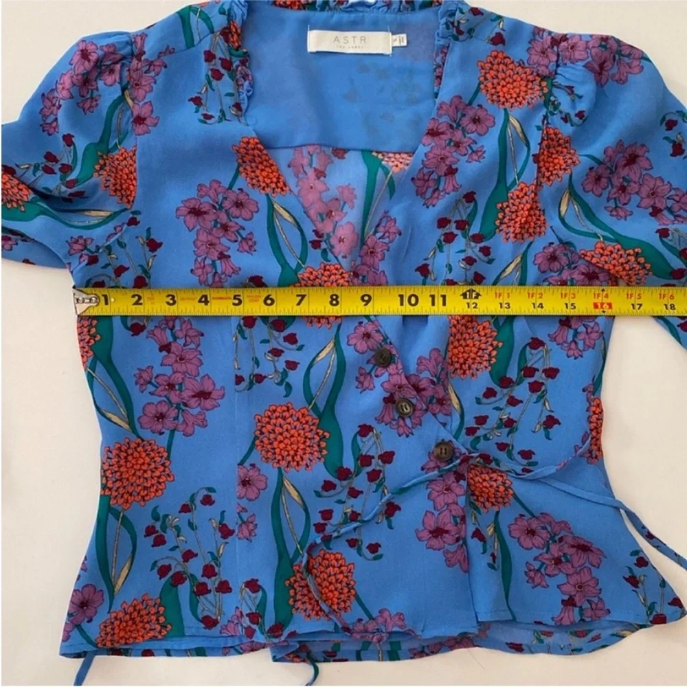 ASTR The Label Faade Wrap Top Shirt Floral Blouse size Small - Picture 15 of 16